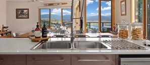 Fridge, microwave, oven, stovetop - Lakeview Townhouse Wonderful Lakeviews (Jindabyne)