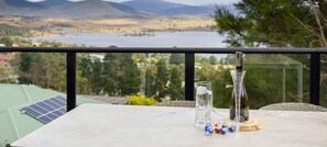 Outdoor dining - Lakeview Townhouse Wonderful Lakeviews (Jindabyne)