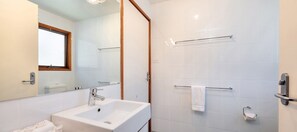 Douche, sèche-cheveux, serviettes fournies