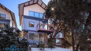 A modern two-story house with a balcony, stone foundation, and large windows. - Talgara 2 - Woodridge (Woodridge)