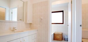 Douche, séchoir à cheveux, serviettes fournies