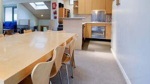 Eine moderne Küche mit Holzausstattung, einer großen Kochinsel und integrierten Geräten.