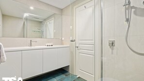 Shower, hair dryer, towels