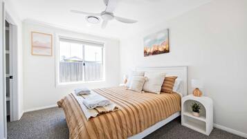 4 Schlafzimmer, Schreibtisch, Bügeleisen/Bügelbrett, Reisekinderbett