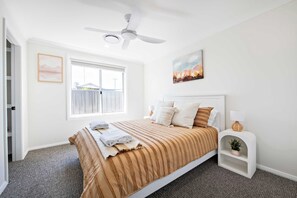 4 dormitorios, escritorio, tabla de planchar con plancha y cuna de viaje