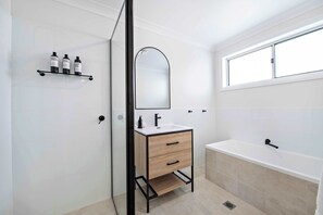 Dusche, Haartrockner, Handtücher, Shampoo