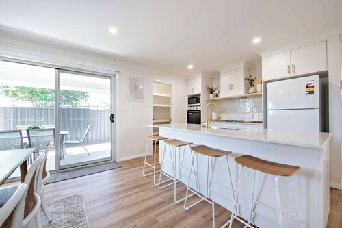 Modern Retreat - Near CBD, 4BR Comfort