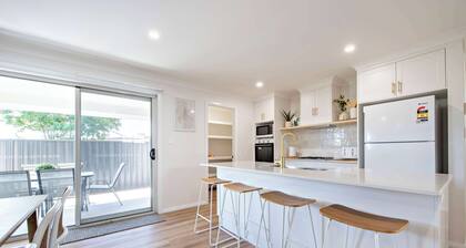 Modern Retreat - Near CBD, 4BR Comfort