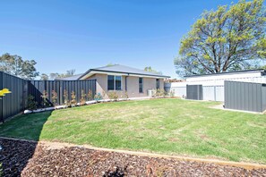 Property grounds - Cozy Getaway - Modern Central Unit | Garden View (Dubbo)
