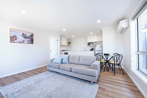 Cozy Getaway - Modern Central Unit | Garden View