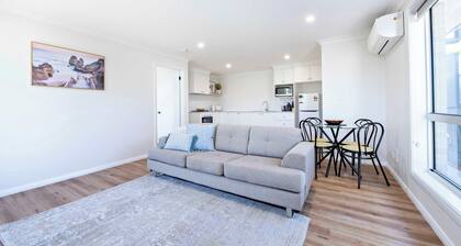 Cozy Getaway - Modern Central Unit | Garden View