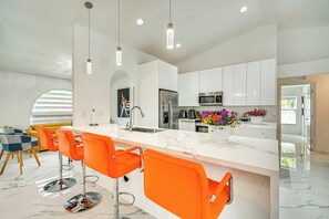 冷蔵庫、電子レンジ、オーブン、コンロ