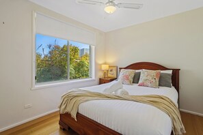 3 bedrooms, desk, iron/ironing board, free WiFi