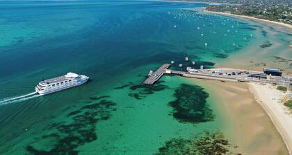 WHITE SANDS VILLA, OXFORD IN SORRENTO, FAMILY & PET SEASIDE GETAWAY!