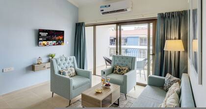 Luxe 1bhk w Pool Sauna 1km to the Beach