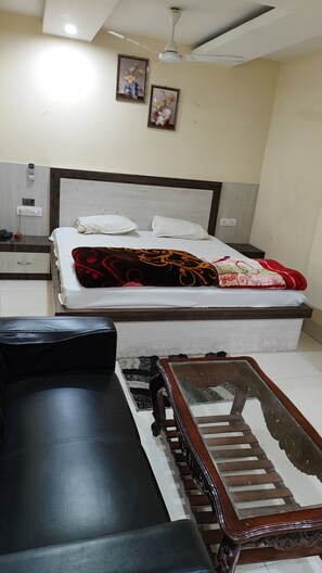 Suite, balkon, uitzicht op de stad | Gratis wifi, beddengoed