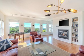 TV, fireplace, table football, offices - Oceanview, Walk to Beach & Hot Tub | Sea Breeze (Newport)