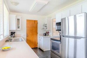 Geladeira, micro-ondas, fogão, cooktop