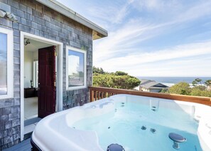 Terrace/patio - Oceanview, Walk to Beach & Hot Tub | Sea Breeze (Newport)