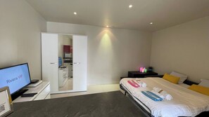 Iron/ironing board, WiFi, bed sheets