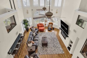 تلفزيون، مدفأة، مكتب