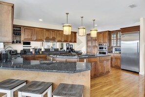 ثلاجة، ميكروويف، فرن، موقد طهي مسطح