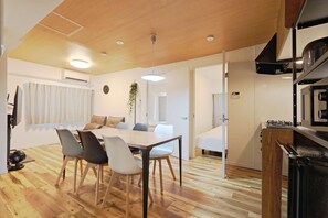 Réfrigérateur, micro-ondes, plaque de cuisson, cafetière/bouilloire