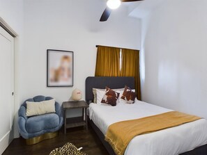 1 bedroom, iron/ironing board, bed sheets - HYPEbnb 1 BED, 1 BA Loft (Chicago)