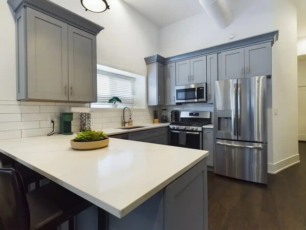 Private kitchen - HYPEbnb 1 BED, 1 BA Loft (Chicago)