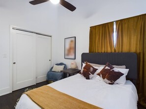 1 quarto, ferros/tábuas de passar roupa, roupa de cama