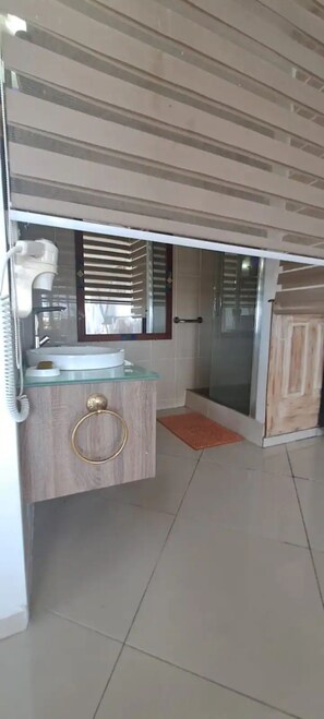 Douche, sĂšche-cheveux, serviettes fournies, savon