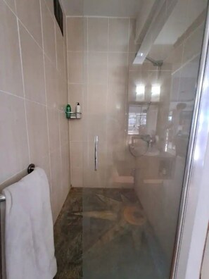 Douche, sĂšche-cheveux, serviettes fournies, savon