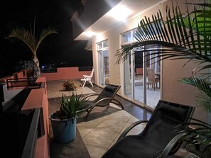 Terrace/patio - Loft in the center of Flic en Flac with corner terrace. 400m from the beach
 (Flic en Flac)