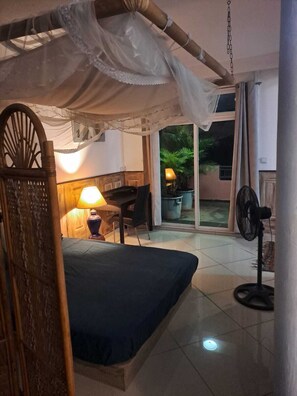1 bedroom, iron/ironing board, travel crib, WiFi - Loft in the center of Flic en Flac with corner terrace. 400m from the beach
 (Flic en Flac)