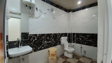 Deluxe Triple Room | Bathroom | Free toiletries, soap