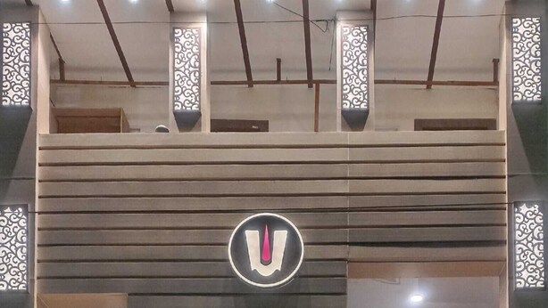 Hotellin sisäänkäynti on modernisti suunniteltu, ja siinä on selkeästi esillä hotellin logo sekä nimi »Bharjani Hotel», joka on kirjoitettu julkisivulle.