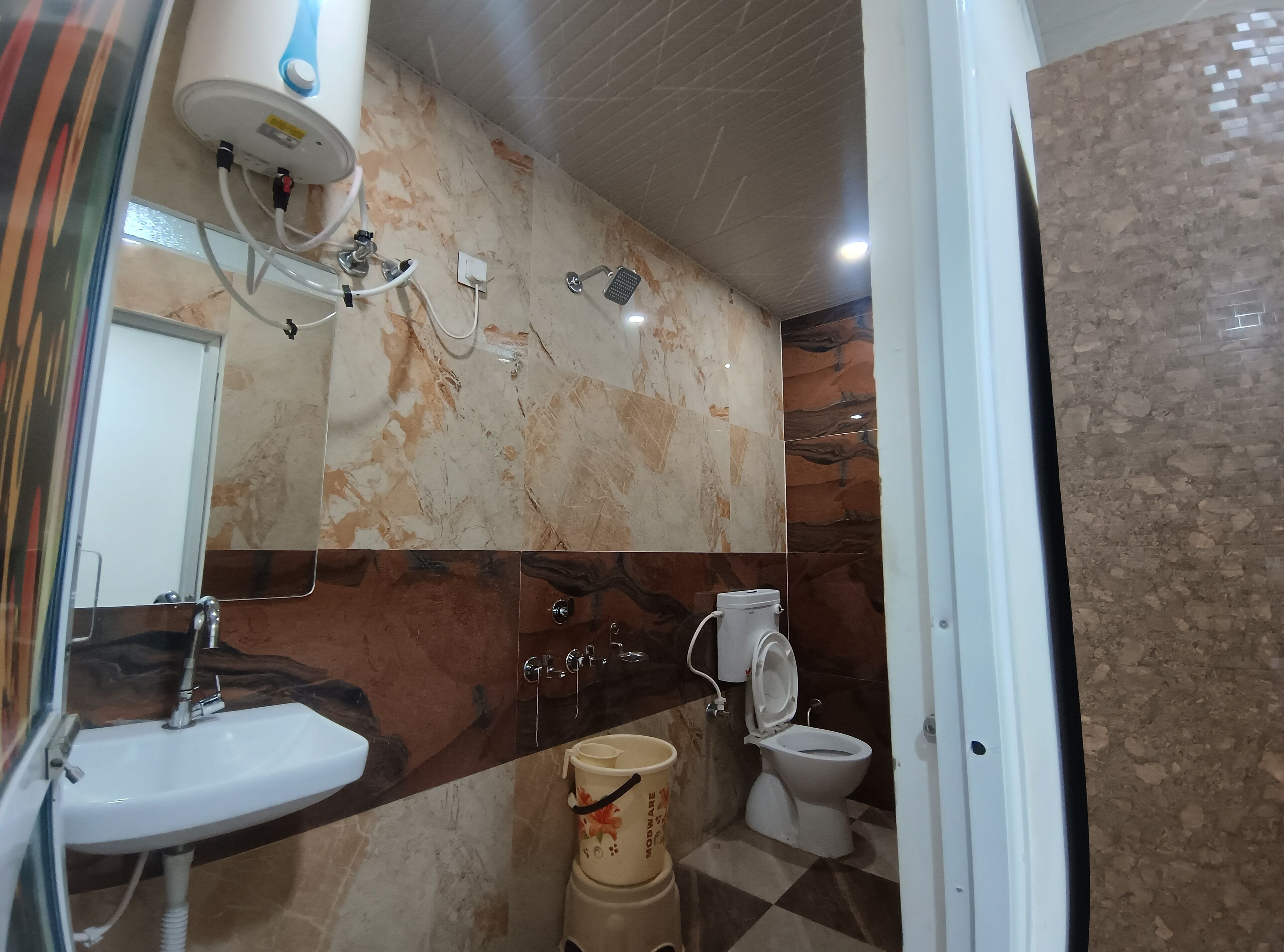 Une salle de bain avec un lavabo, des toilettes et une douche.