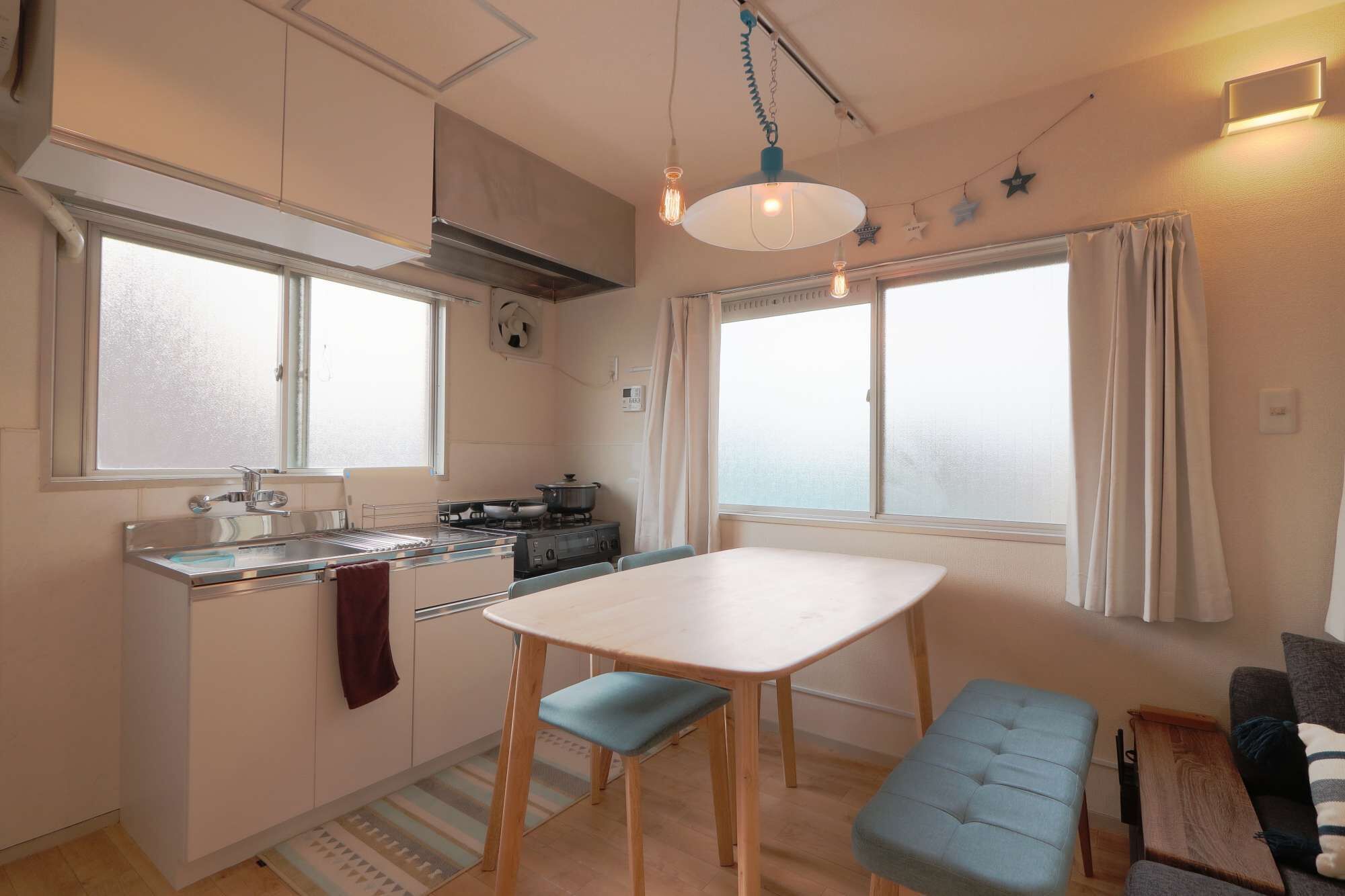 冷蔵庫、電子レンジ、コンロ、コーヒー / ティーメーカー