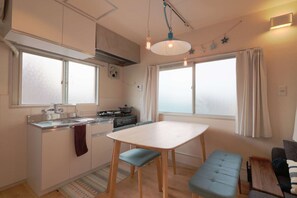 Réfrigérateur, micro-ondes, plaque de cuisson, cafetière/bouilloire