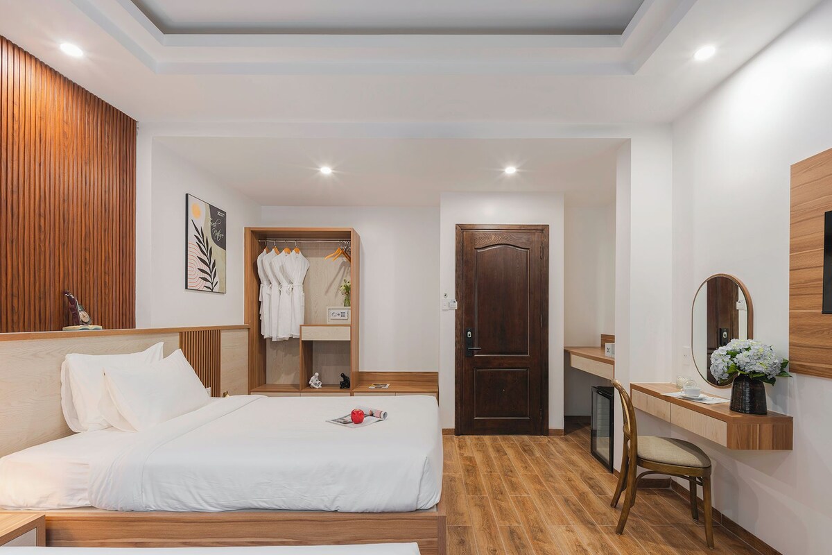 ห้องดีลักซ์ทวิน | เครื่องนอนระดับพรีเมียม, เตียงเมมโ  มรีโฟม, ตู้นิรภัยในห้องพัก, โต๊ะทำงาน