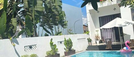 Vila, sacada, vista para o lago | Piscina particular