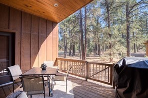 Outdoor dining - Cozy Cabin in Beautiful Torreon (Show Low)