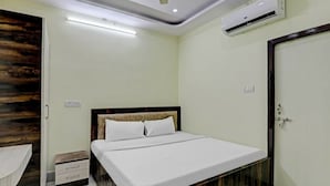 Ein Schlafzimmer mit Bett, Nachttisch und Kleiderschrank.