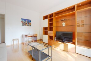 Flat-screen TV - GuestHost - Irnerio- Washington Balcony Apartment (Milano)