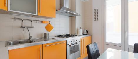 Kühlschrank, Mikrowelle, Ofen, Herdplatte