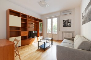 Living area - Irnerio- Washington Balcony Apartment (Milano)