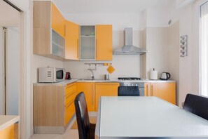 Réfrigérateur, four à micro-ondes, un four, surface de cuisson
