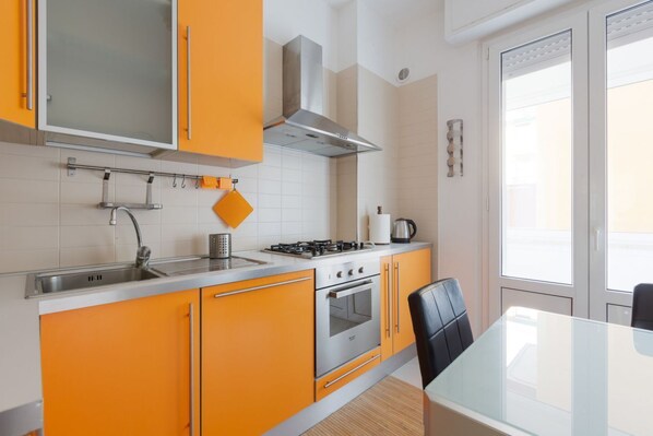 Een koelkast, een microgolfoven, een oven, een kookplaat