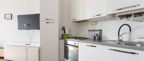 Réfrigérateur, un four, surface de cuisson, lave-vaisselle