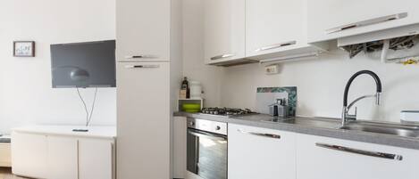 Een koelkast, een oven, een kookplaat, een vaatwasser